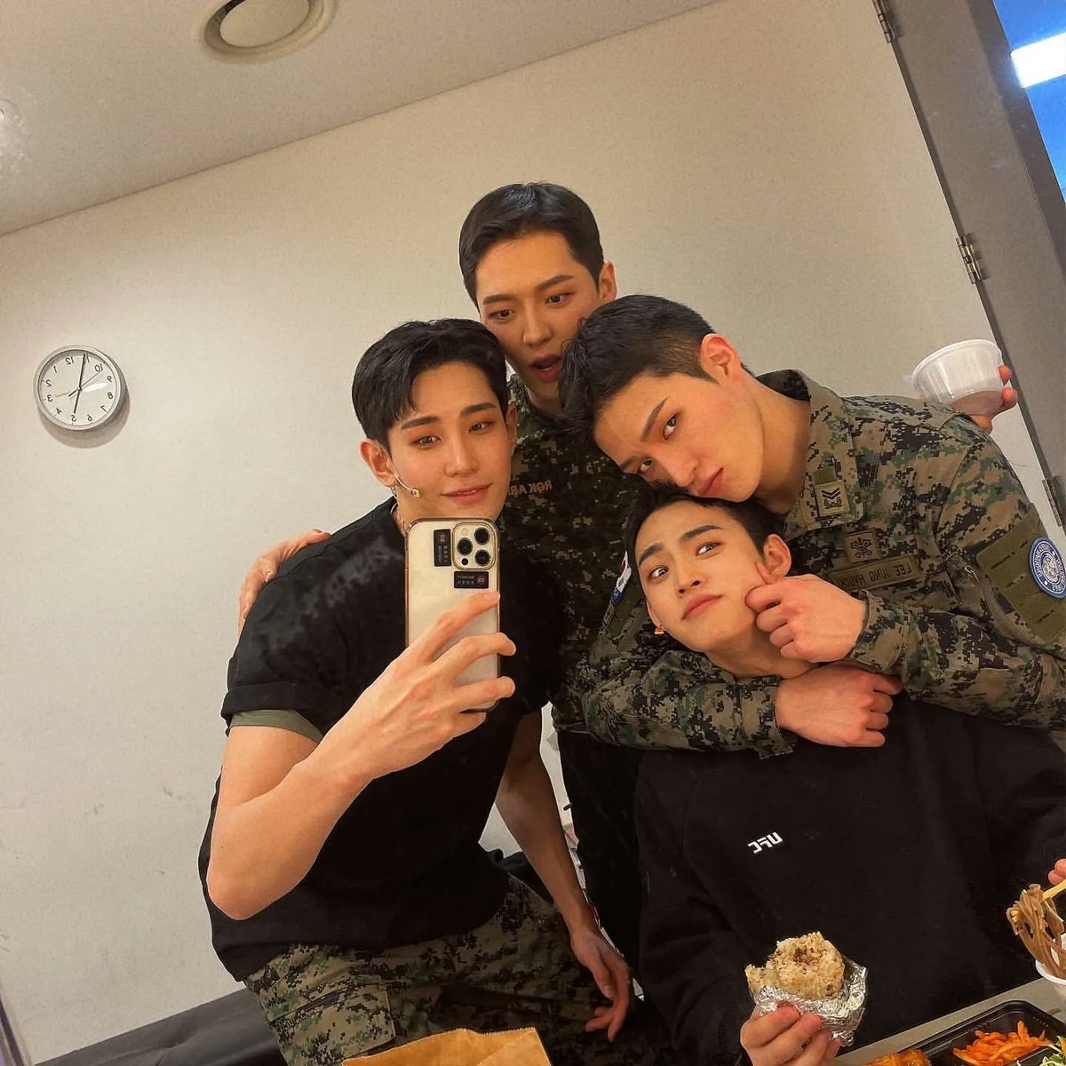 ARAB_IN2U's tweet photo. 220509 | إنبيو من تحديث lou عضو فرقة vav مع hyojin و seungjun اعضاء فرقة onf المشاركين معه في نفس المسرحية https://t.co/5j0clVP5yX
