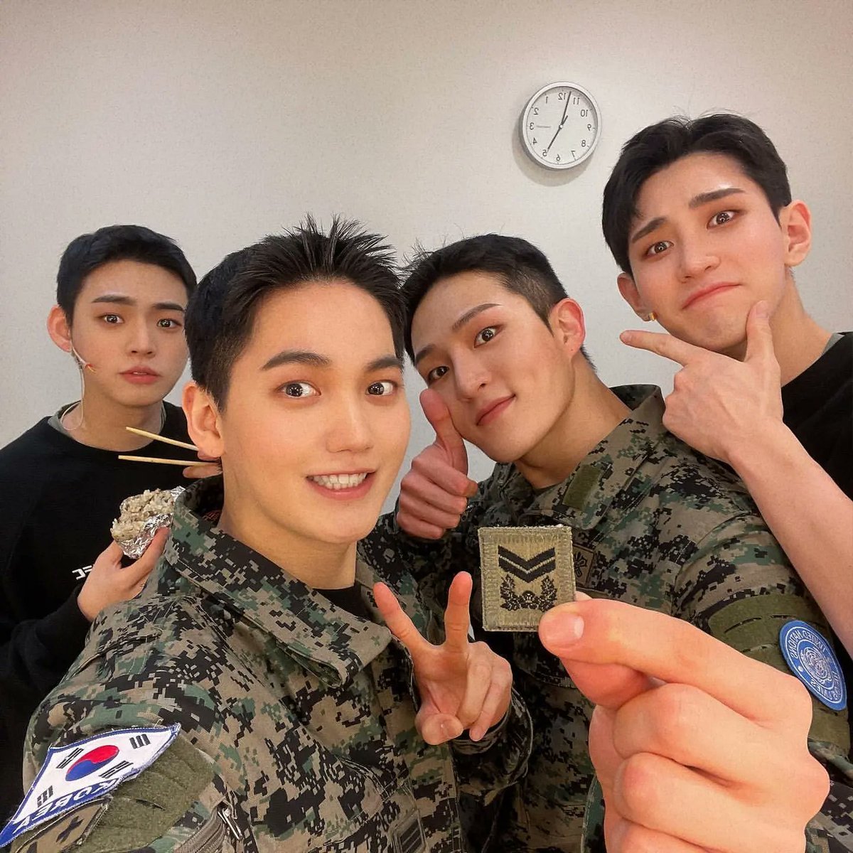 ARAB_IN2U's tweet photo. 220509 | إنبيو من تحديث lou عضو فرقة vav مع hyojin و seungjun اعضاء فرقة onf المشاركين معه في نفس المسرحية https://t.co/5j0clVP5yX