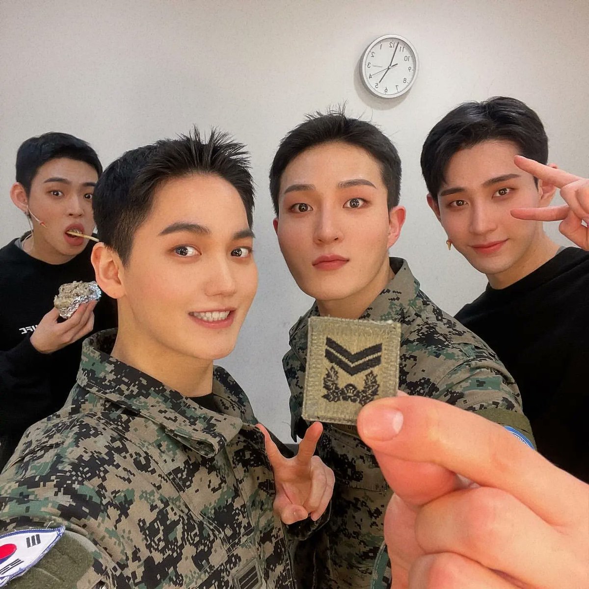ARAB_IN2U's tweet photo. 220509 | إنبيو من تحديث lou عضو فرقة vav مع hyojin و seungjun اعضاء فرقة onf المشاركين معه في نفس المسرحية https://t.co/5j0clVP5yX