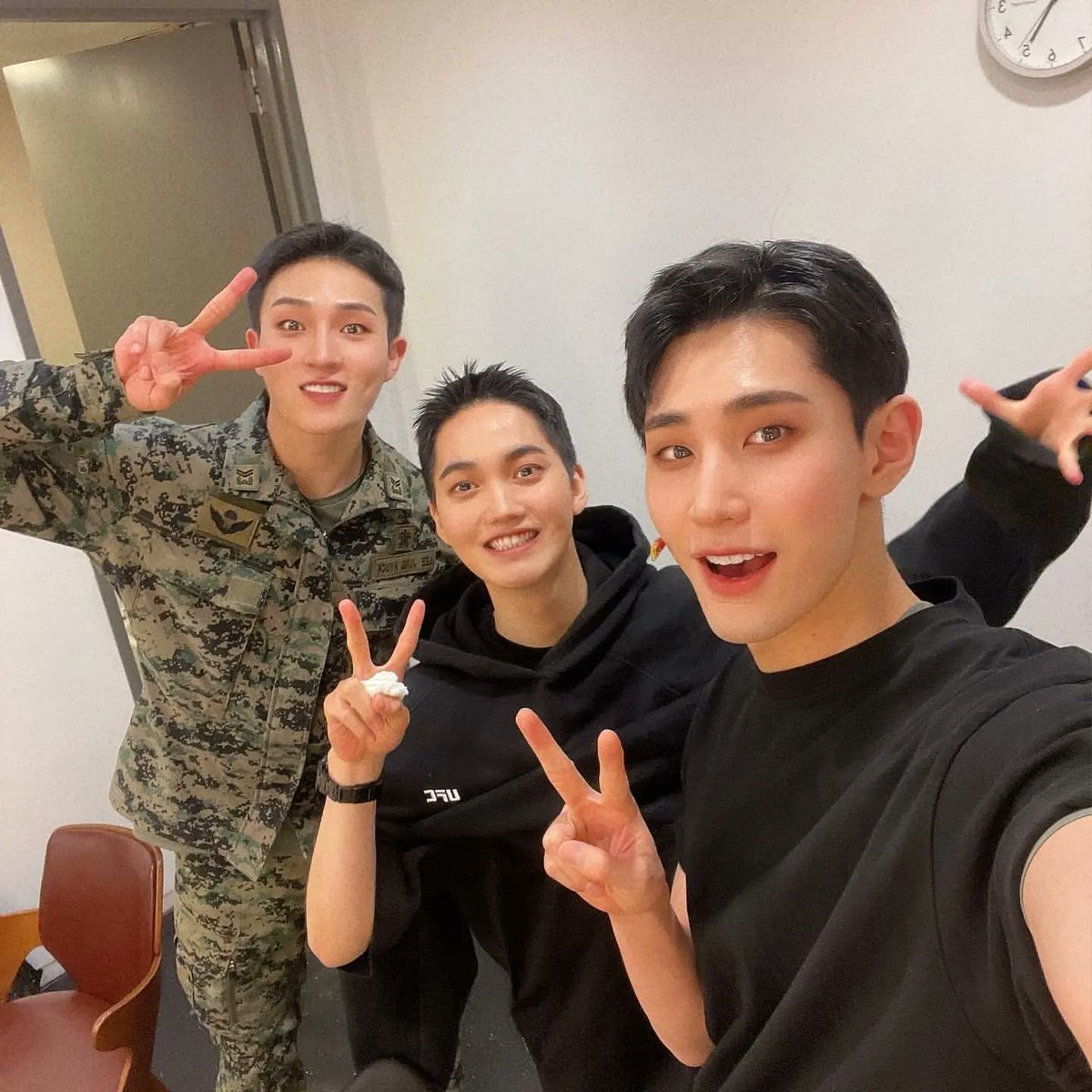 ARAB_IN2U's tweet photo. 220509 | إنبيو من تحديث lou عضو فرقة vav مع hyojin و seungjun اعضاء فرقة onf المشاركين معه في نفس المسرحية https://t.co/5j0clVP5yX