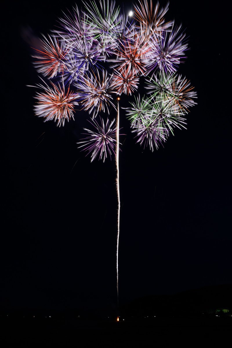 e17071's tweet photo. 2022.5.8 秋田県大仙市大曲 にて。
#FireworksforPeace
10号玉
・昇天銀竜スノーライト千輪(#和火屋)
・翡翠をちりばめたペンダント(#響屋大曲煙火)
・平和への祈り(#小松煙火工業)
望遠花火に集中し過ぎて普通に撮る方が疎かになってました(涙)
#大曲の花火
#fireworks4peace
#α7III
#sel1635z https://t.co/qnhVRrRA4D