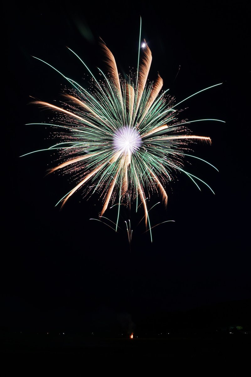 e17071's tweet photo. 2022.5.8 秋田県大仙市大曲 にて。
#FireworksforPeace
10号玉
・昇天銀竜スノーライト千輪(#和火屋)
・翡翠をちりばめたペンダント(#響屋大曲煙火)
・平和への祈り(#小松煙火工業)
望遠花火に集中し過ぎて普通に撮る方が疎かになってました(涙)
#大曲の花火
#fireworks4peace
#α7III
#sel1635z https://t.co/qnhVRrRA4D