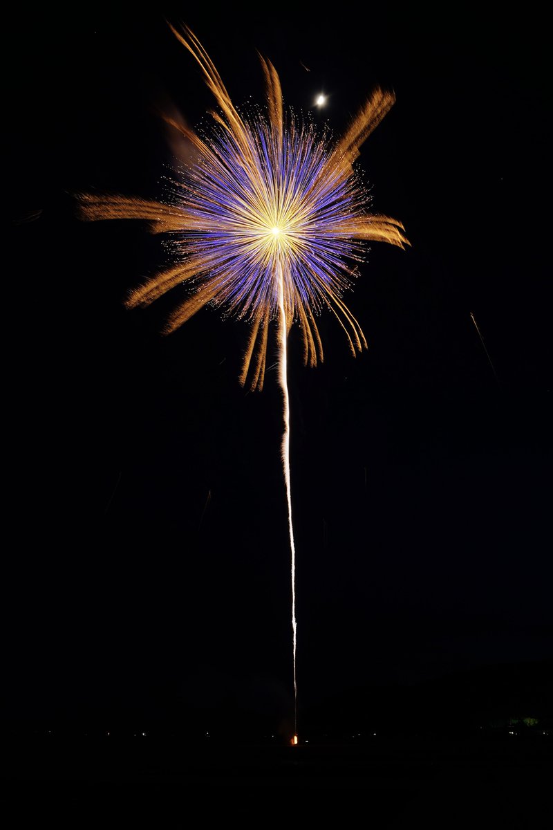 e17071's tweet photo. 2022.5.8 秋田県大仙市大曲 にて。
#FireworksforPeace
10号玉
・昇天銀竜スノーライト千輪(#和火屋)
・翡翠をちりばめたペンダント(#響屋大曲煙火)
・平和への祈り(#小松煙火工業)
望遠花火に集中し過ぎて普通に撮る方が疎かになってました(涙)
#大曲の花火
#fireworks4peace
#α7III
#sel1635z https://t.co/qnhVRrRA4D