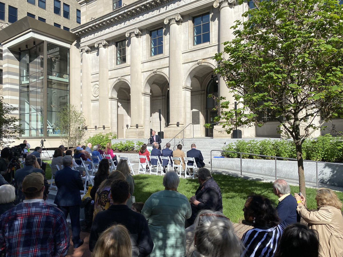 kaylayoungforwv's tweet photo. Any day I get to audibly cheer for a Library is a great day. SO excited for the opening of the upgraded downtown Kanawha County Public Library!! https://t.co/DMJNUXzUYH
