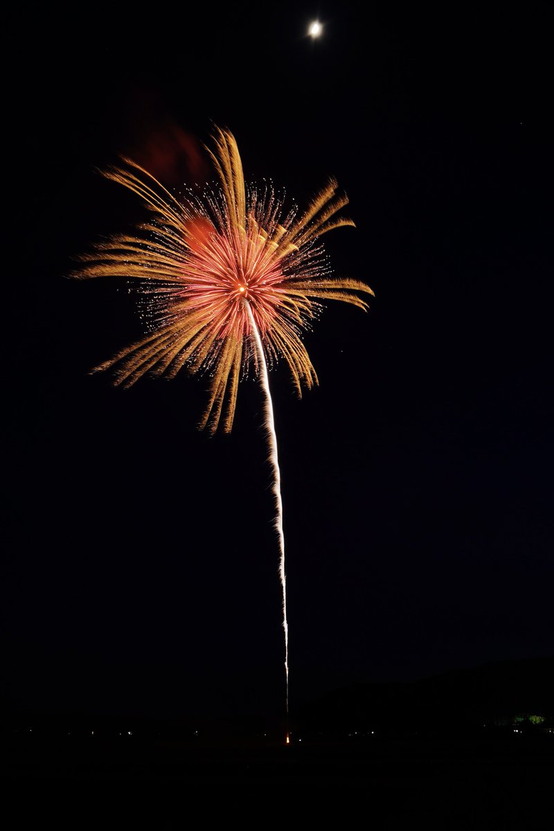 e17071's tweet photo. 2022.5.8 秋田県大仙市大曲 にて。
#FireworksforPeace
7号玉
・昇曲導付 キラ芯五度変化(#和火屋)
・茜空(#小松煙火工業)
・紫水晶をちりばめたペンダント(#響屋大曲煙火)
望遠花火に集中し過ぎて普通に撮影する方が疎かに…(涙)
#大曲の花火
#fireworks4peace
#α7III
#sel1635z https://t.co/iy0jw7fSk1