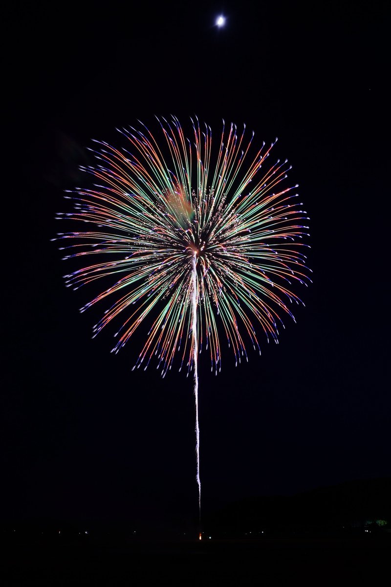 e17071's tweet photo. 2022.5.8 秋田県大仙市大曲 にて。
#FireworksforPeace
7号玉
・昇曲導付 キラ芯五度変化(#和火屋)
・茜空(#小松煙火工業)
・紫水晶をちりばめたペンダント(#響屋大曲煙火)
望遠花火に集中し過ぎて普通に撮影する方が疎かに…(涙)
#大曲の花火
#fireworks4peace
#α7III
#sel1635z https://t.co/iy0jw7fSk1