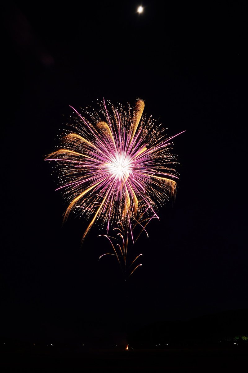e17071's tweet photo. 2022.5.8 秋田県大仙市大曲 にて。
#FireworksforPeace
7号玉
・昇曲導付 キラ芯五度変化(#和火屋)
・茜空(#小松煙火工業)
・紫水晶をちりばめたペンダント(#響屋大曲煙火)
望遠花火に集中し過ぎて普通に撮影する方が疎かに…(涙)
#大曲の花火
#fireworks4peace
#α7III
#sel1635z https://t.co/iy0jw7fSk1