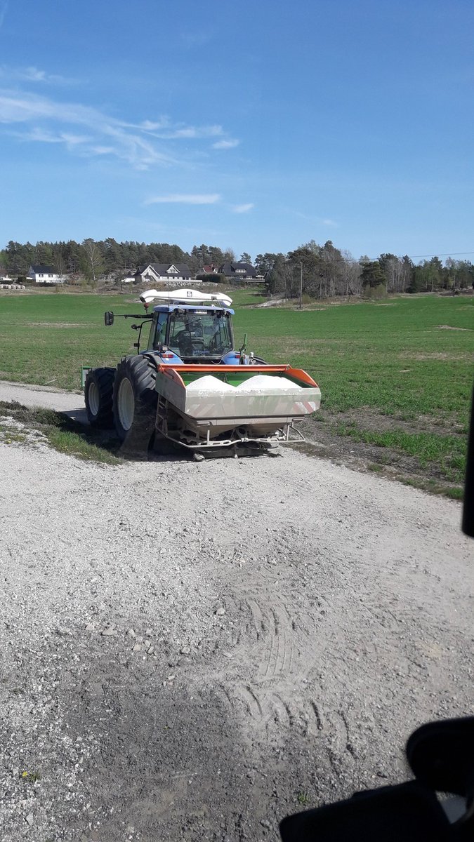 ErlandLundeby's tweet image. Spend some money today.second fertiliser in winterwheat. It&apos;s so dry in Norway now but can be 15mm rain tomorrow. #yara #Nsensor #amazone