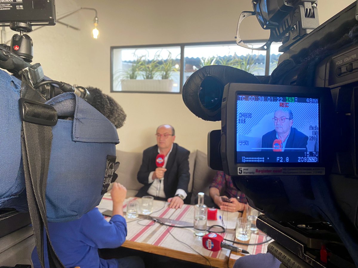 NoloNefer4's tweet photo. Directo Marca Sevilla 09/05/2022 desde restaurante Leña al Lomo en C/Progeso, 14 @japineda88 

➡️ Análisis partidos RBB/SFC
➡️ Previa VAL-RBB
➡️ Rp Pellegrini
➡️ Tertulia con José Castro
   🗣 @alonsormarca
   🗣 @Albertoflorenzo
   🗣 @jlianodesmarque

▶️ https://t.co/P0wnjAx8lJ https://t.co/cTck3beBGZ
