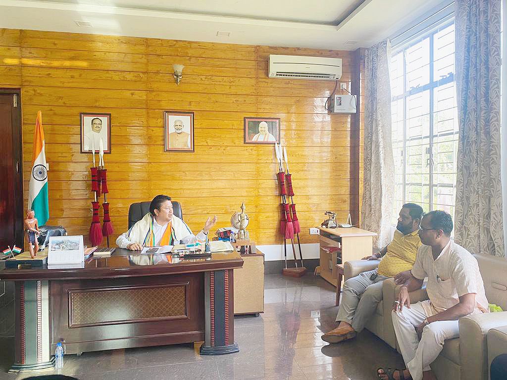 PMGhoshNL's tweet photo. I along with the officials of Chümoukedima Hindu Society met Hon’ble PHED Minister, GoN Shri @jacob_zhimomi Ji at his residence, Dimapur.

Had a very fruitful and healthy discussion in regard to our ‘Dream Project’. I thanked him for his valuable advice and time.

@chumoukedima https://t.co/LILSh9QsMr
