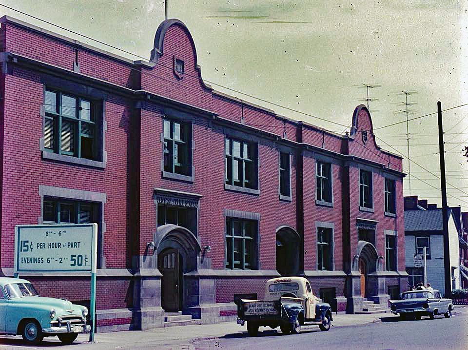 HPS_Museum's tweet photo. Ca 1959. No. 3 Station or ‘Old Central’, 125 King William. In operation until 1977 when operations were moved to the current headquarters building at 155 King William Street. (Photo by Gerald Little) #HPSArchives #PoliceHistory #HamOnt #HamOntHistory #HPSHistory https://t.co/iswrhfKE2m