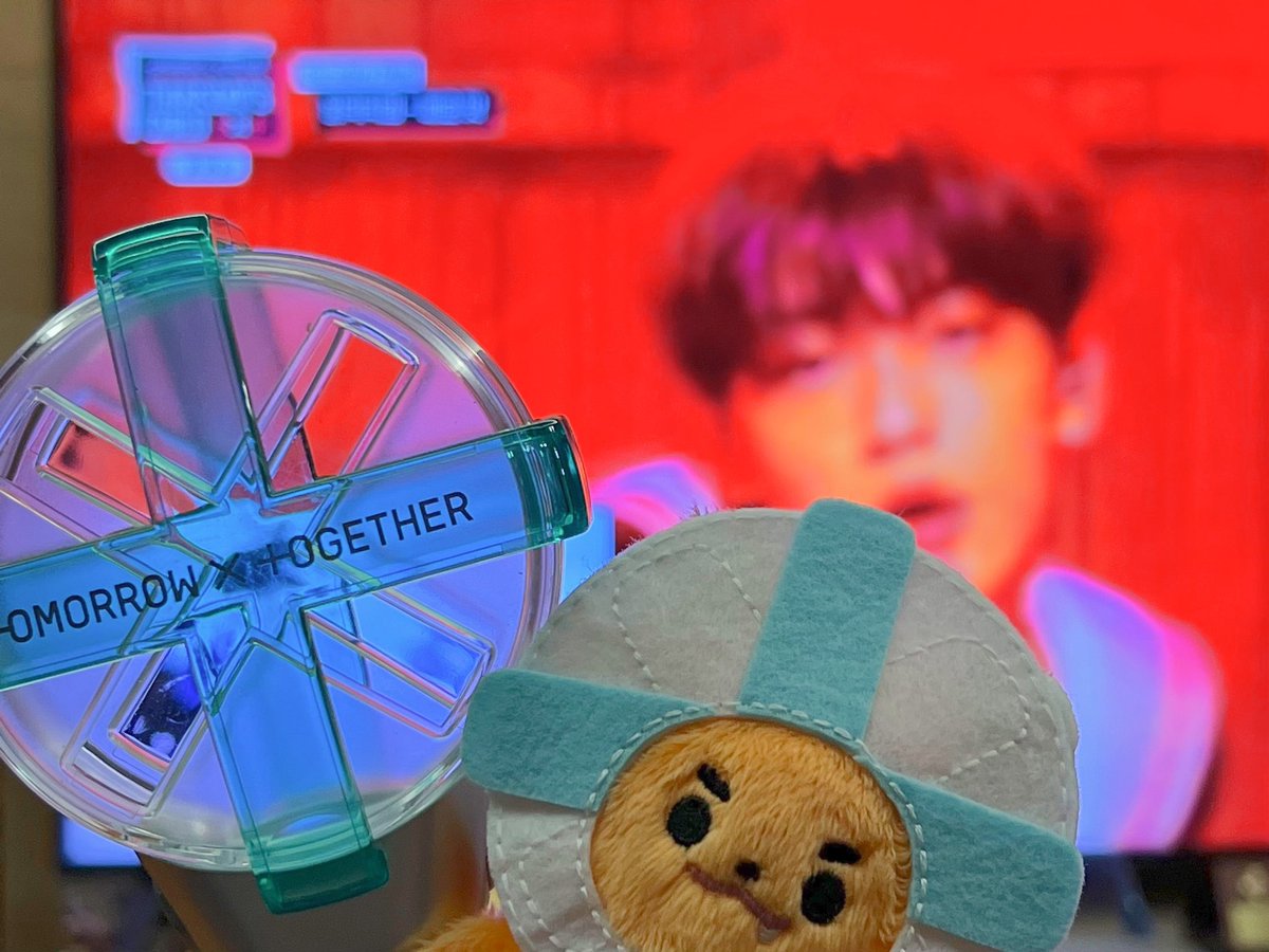 yeonzzuning's tweet photo. @M2MPD @TXT_bighit #TXT_컴백쇼 #TXT_COMEBACKSHOW 

컴백쇼 이후로 아직도 제정신을 못 차리고 있는 ㅅㅏ람 ... 🙋🏻‍♀️ 갓바투와 킹넷의 미친 조화에 감동받아서 한시간 반째 울면서 돌려보고 있��요 특히나 알찼던 드라마 패러디와 미친 착장 예쁜 세트에 갓메라워킹까지🥹 컴백쇼 보는 내내 행복했습니다❤️‍🔥 https://t.co/yZsl8zOY2b