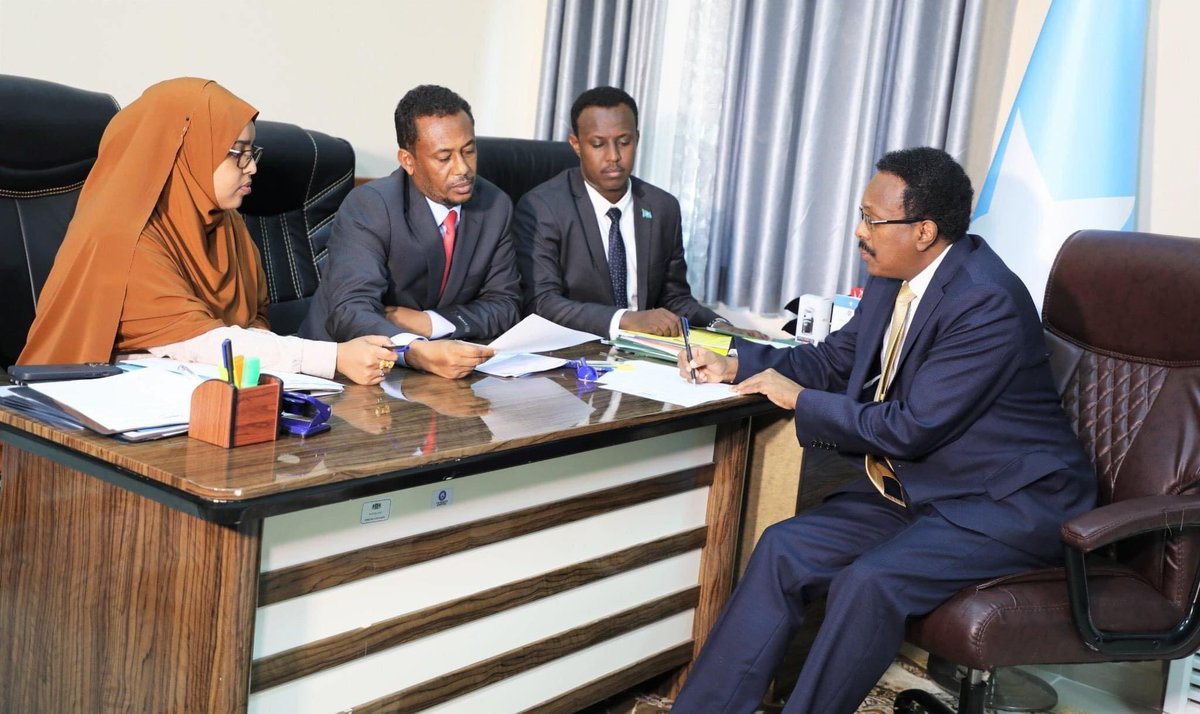 kingofSomaliaa's tweet photo. President @M_Farmaajo has received a certificate of candidacy for the presidency of Somalia.

#IsbeddelDoonkaSocda 

Re-elect President Farmaajo. https://t.co/y7U0RtUTfo