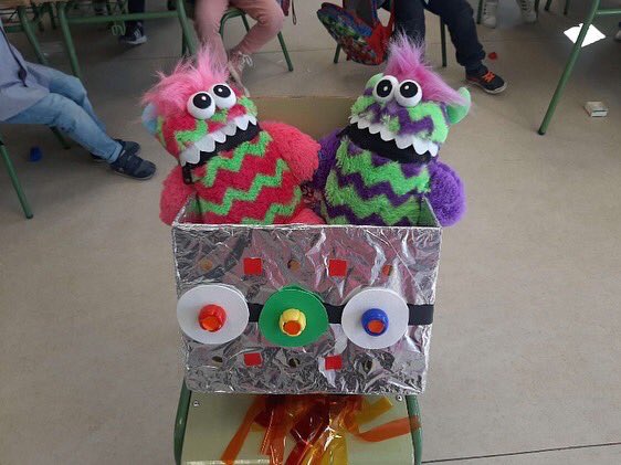 Así de emocionados estaban los niños y niñas de infantil al descubrir una nave que había caído en nuestro arenero. Tricolin y Tricolina han llegado para conocer Miranda de nuestra mano. ¡Les esperan muchas aventuras! #proyectoinfantil #motivacioninfantil