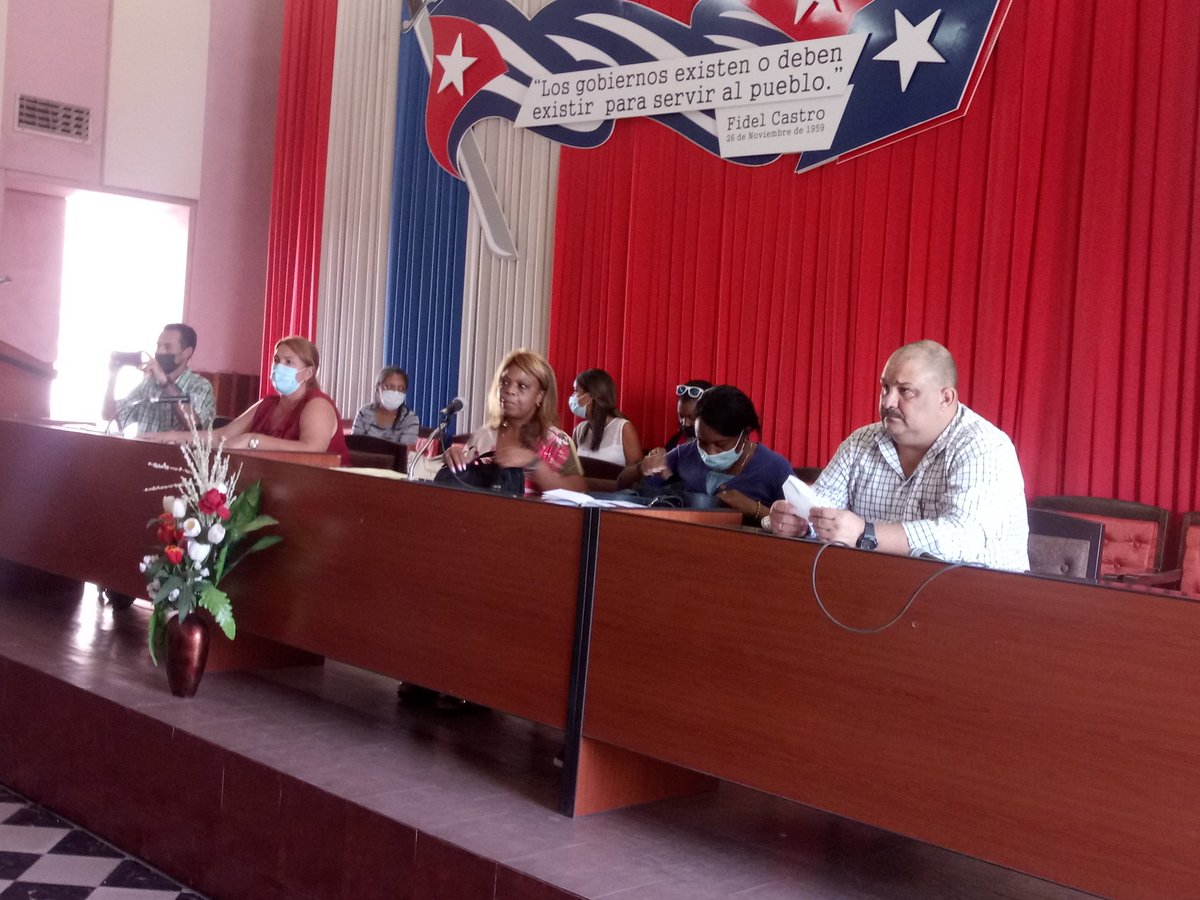 JoelCastilloFu1's tweet photo. Realiza cuadros del MINCIN capacitacion sobre las normas jurídicas, para garantizar el proceso de licitación de unidades en el comercio. # FUERZA CUBA. https://t.co/MhtI4L11ze