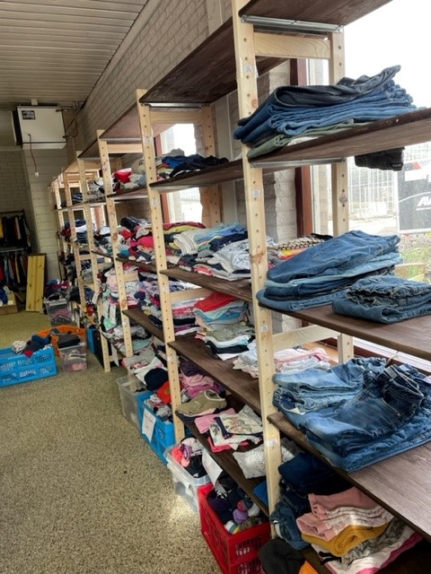 QuickRack's tweet photo. We hebben een bijdrage kunnen leveren voor de opvang van vluchtelingen uit Oekraïne.
Mede door onze sponsoring van stellingkasten heeft men reeds meer dan 6000 mensen kunnen voorzien van kleding die overzichtelijk werden opgeslagen op onze stellingkasten. https://t.co/w0w6dqgrAx