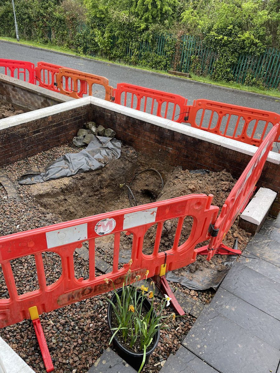 theronster's tweet photo. Just hypothetically, if I came home to find that an NIE subcontractor had dug a dirty great hole in our front garden thing, are they supposed to put it back the way it was when they’re finished doing what they’re supposed to be doing? #MyNewHole #DyingDaffodils #PointlessHashtag https://t.co/re6H1bFweb