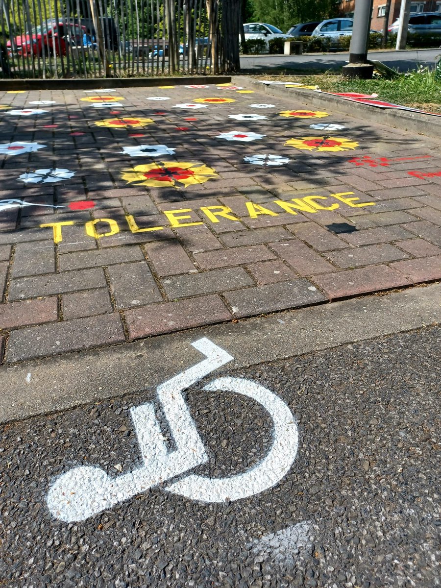 Rendre le handicap différemment et mieux visible avec l’embellissement d’une PMR : merci à <a href="/FouziaZellipark/">Fouzia</a> pour cette belle œuvre collaborative 🇫🇷🇧🇪🇮🇹 à <a href="/ApmwMorlanwelz/">Athénée Provincial</a> pour la fête de l’Europe ! #9mai2022 #Handicap #StreetArt @handicap_gouv