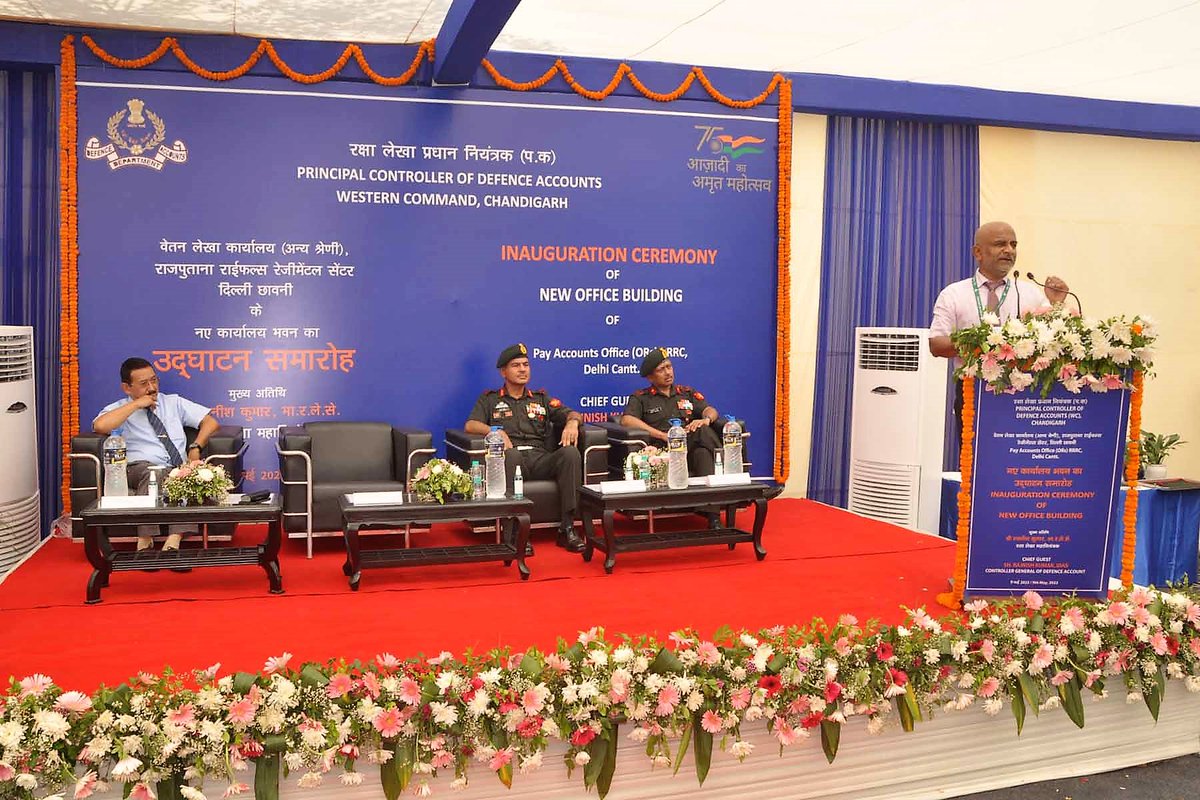 SpokespersonMoD's tweet image. #CGDA Shri Rajnish Kumar in the presence of GOC Delhi Area Lt Gen VK Mishra &amp;amp; #PCDA Western Command Shri Devi Ram Negi, inaugurated the new office building of Pay and Accounts Office for the #RajputanaRiflesRegimentalCentre, today in Delhi Cantonment
pib.gov.in/PressReleasePa…