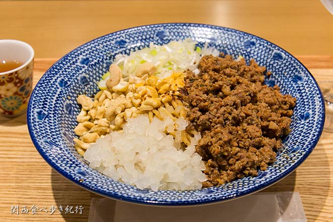 osaka_tabearuki's tweet photo. 梅田の担担麺の掟を破るもの＠グランフロント大阪で汁なし担担麺を食べてみました🍜
https://t.co/qE0ucLp5BF
 
#担担麺の掟を破るもの

#人類麺類 #担担麺 #担々麺 #汁無し担担麺 #グランフロント大阪 #grandfrontosaka #梅田 #umeda #ラーメン #らーめん #ラーメン部 #担担麺部 #大阪らーめん https://t.co/o7ats6F02p
