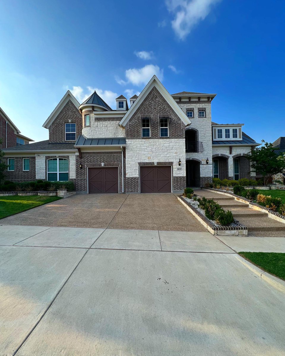 benwegmann's tweet photo. Over 6,000 sqft of space in this McKinney, TX castle-like estate 🏰 https://t.co/mxTaZvDeJn