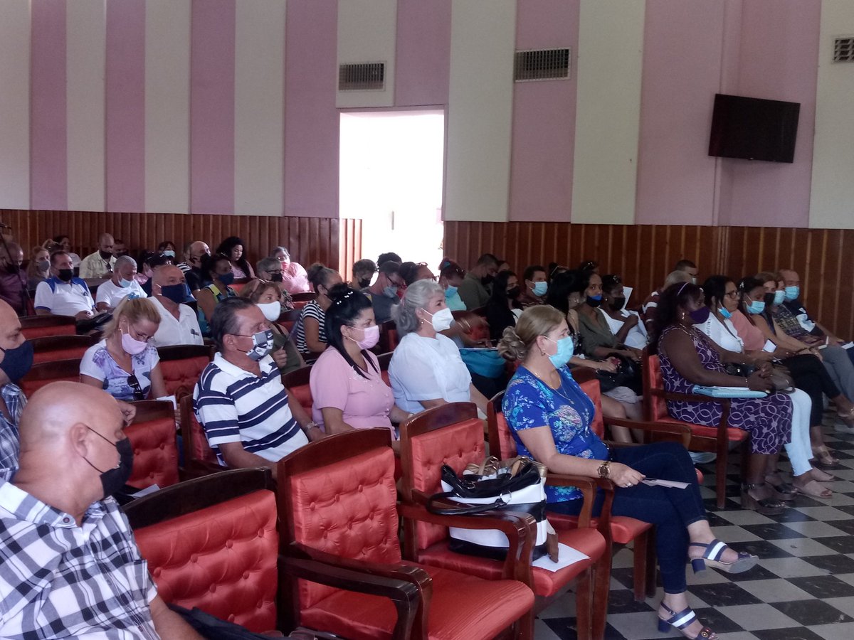 JoelCastilloFu1's tweet photo. Realiza cuadros del MINCIN capacitacion sobre las normas jurídicas, para garantizar el proceso de licitación de unidades en el comercio. # FUERZA CUBA. https://t.co/MhtI4L11ze