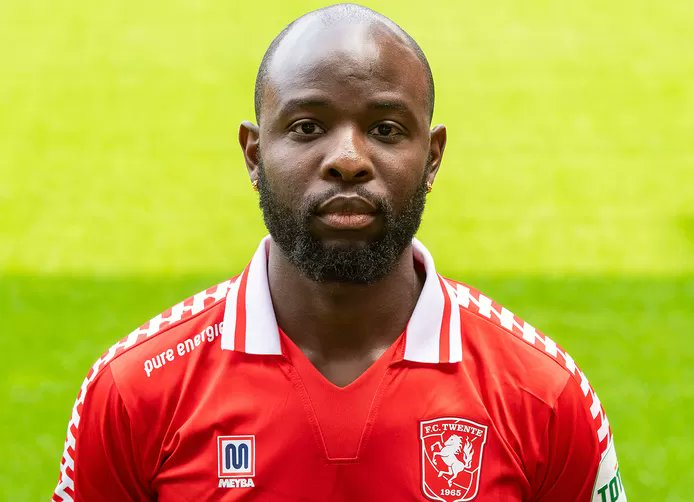 Jody Lukoki (29 ans), ancien de l'Ajax ou encore de Twente, est décédé dans des circonstances tragiques.

L'ailier international congolais 🇨🇩 a été poignardé à mort par deux criminels ce matin.

Nous présentons nos sincères condoléances à sa famille et à ses proches. 🕊️🤍