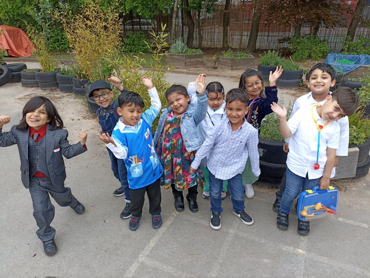 MrsCrook2's tweet photo. Red Group have really enjoyed dressing up as 'people in our community' today. We had doctors, mechanics, bank managers, teachers, vets and many more! 😍 @MrsCrook2 @RecBps https://t.co/A9djTshOhW
