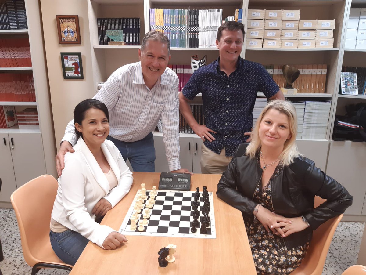 illescasmiguel's tweet photo. Hoy recibimos en @portalA21 a Will Stewart, famoso profesor y fundador de la empresa de distribución de videos ichess, y de su encantadora esposa Daniela. Jugamos una partida de #ajedrezdragon . Ya no quiero correr el riesgo de perder al #ajedrez normal😅 https://t.co/dlrCFvs7Wa https://t.co/IXPrIadqbG