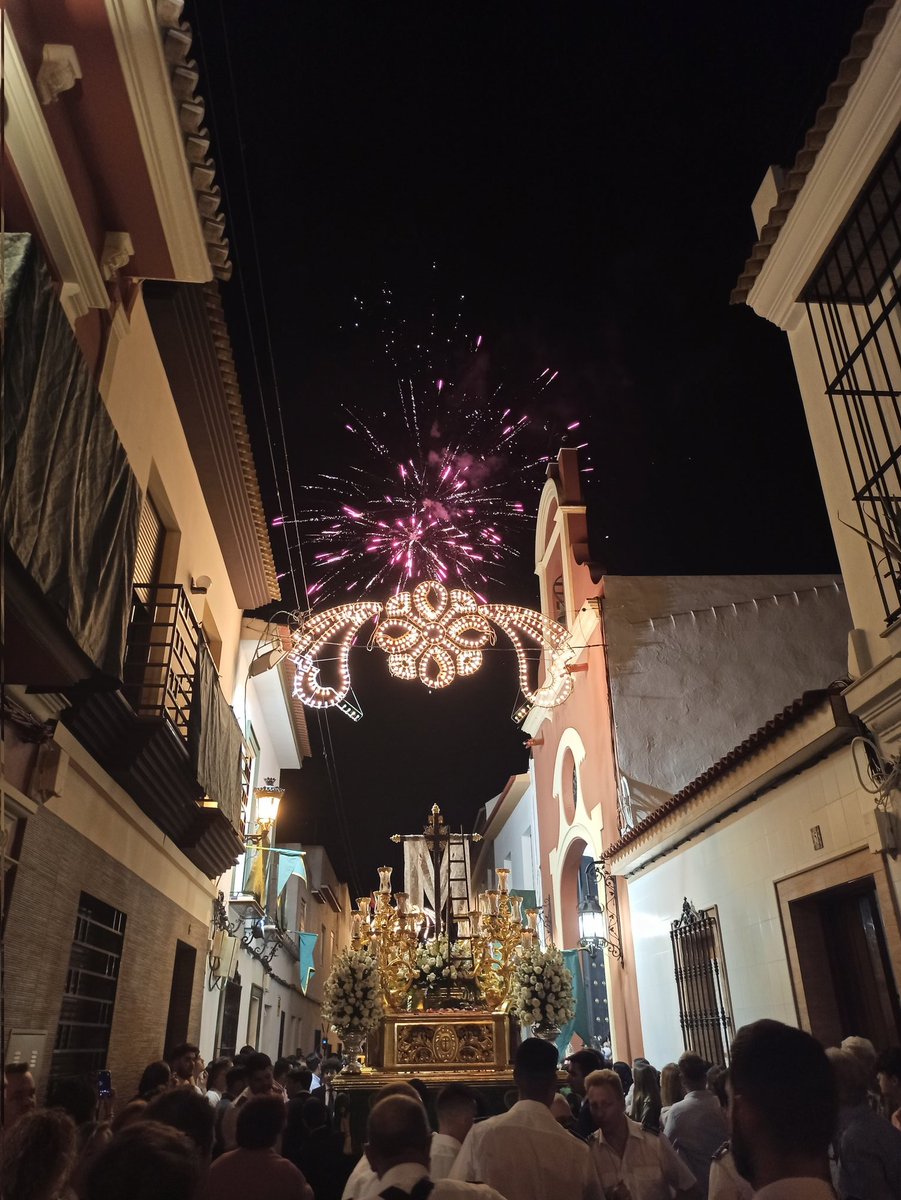 LA CRUZ ES DE MADERA
EL CAYADO DEL BUEN PASTOR ES DE MADERA
Y EL BASTÓN CON EL QUE MOISES ABRIÓ LAS AGUAS ERA DE MADERA.

Con este fragmento de Nuestra Función Principal de Instituto queremos agradecer a todas las personas que han hecho posible que disfrutamos con la Santa Cruz.