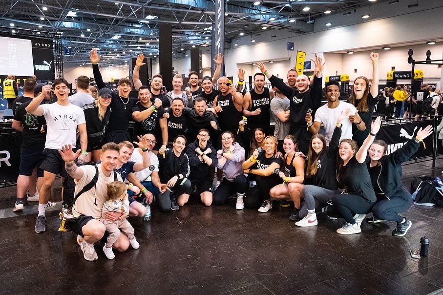 FlexxTweet's tweet photo. #HYROXESSEN #FLXXFMLYPOWER

Am Samstag waren wir mit einem Großteil der FLEXXFAMILY bei der Veranstaltung unseres Partners Hyrox in Essen vertreten.

Das nächste Hyrox Event kommt bestimmt! Bist DU dabei? 

_________________________________
#flexxfitness#fitnesspolizei#köln https://t.co/ecpZB6swkG