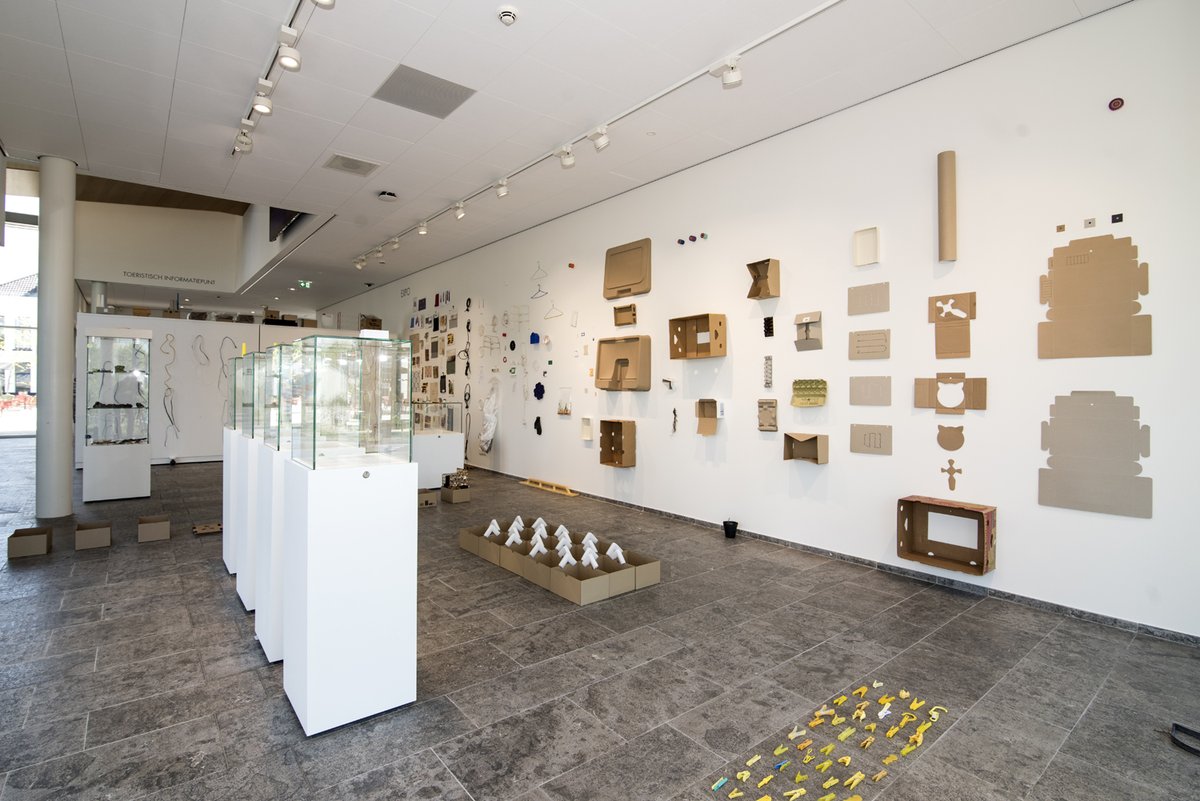 Neem een kijkje bij de expositie Hommage Hofleverancier in Zinder. De Przewalski ontwerpers zijn de samenwerking aangegaan met kookwinkel Oostendorp en creëerden een bijzondere tentoonstelling. 

Deze expositie is t/m maandag 30 mei te zien.

Fotograaf: Gijs Heuff