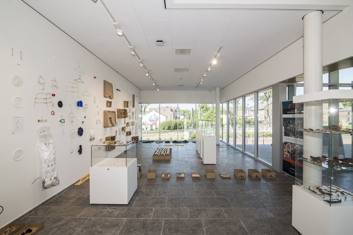ZinderTiel's tweet photo. Neem een kijkje bij de expositie Hommage Hofleverancier in Zinder. De Przewalski ontwerpers zijn de samenwerking aangegaan met kookwinkel Oostendorp en creëerden een bijzondere tentoonstelling. 

Deze expositie is t/m maandag 30 mei te zien.

Fotograaf: Gijs Heuff https://t.co/dEiw4aSAww