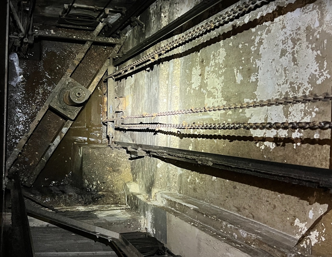 newschannelnine's tweet photo. DEVELOPING: A man was rushed to the hospital after falling 20 feet down an elevator shaft in a building in downtown Chattanooga this morning, according to @ChattFireDept: https://t.co/wBWZDfZkiC https://t.co/ItZaLWWj8r