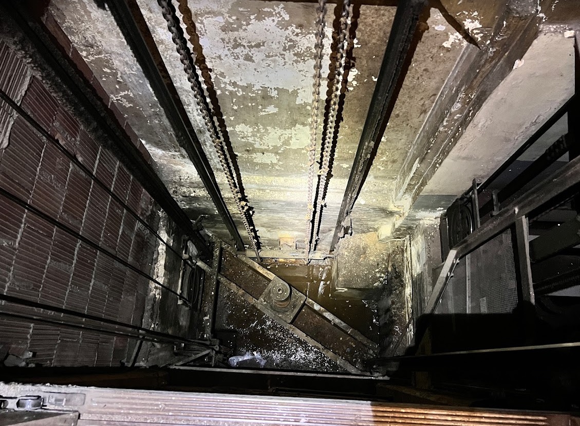 newschannelnine's tweet photo. DEVELOPING: A man was rushed to the hospital after falling 20 feet down an elevator shaft in a building in downtown Chattanooga this morning, according to @ChattFireDept: https://t.co/wBWZDfZkiC https://t.co/ItZaLWWj8r