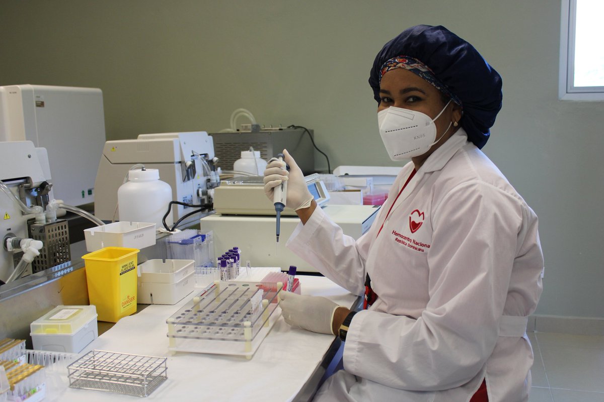 Su capacidad profesional, abnegada entrega a las responsabilidades asignadas, vocación de servicios nos permite avanzar en el compromiso misional  de asegurar sangre oportuna, confiable y gratuita a las personas necesitadas.
 #díanacionaldelbioanalista