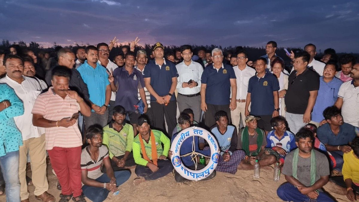 Commend the coordinated effort of <a href="/IndiaCoastGuard/">Indian Coast Guard</a>, <a href="/SRC_Odisha/">SRC, Govt of Odisha</a>, <a href="/DGFS_HGs_CD/">DG Fire Services, Odisha</a>, <a href="/osdmaodisha/">OSDMA Odisha</a> &amp; <a href="/Ganjam_Admin/">Collector & District Magistrate, Ganjam</a> for successfully airlifting the fishermen stranded in the turbulent sea with #CycloneAsani moving towards the coast. The timely move saved 11 lives, off the coast of Ganjam