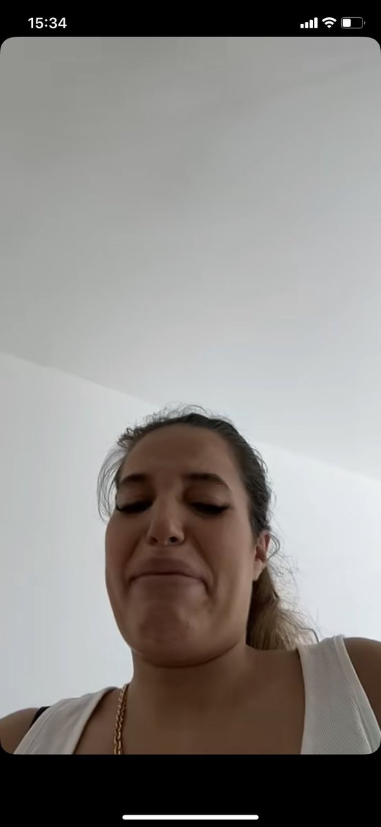 ladzz22's tweet photo. Elle recommence  sa comédie sayais #poupettekenza https://t.co/xhyqeErS3z