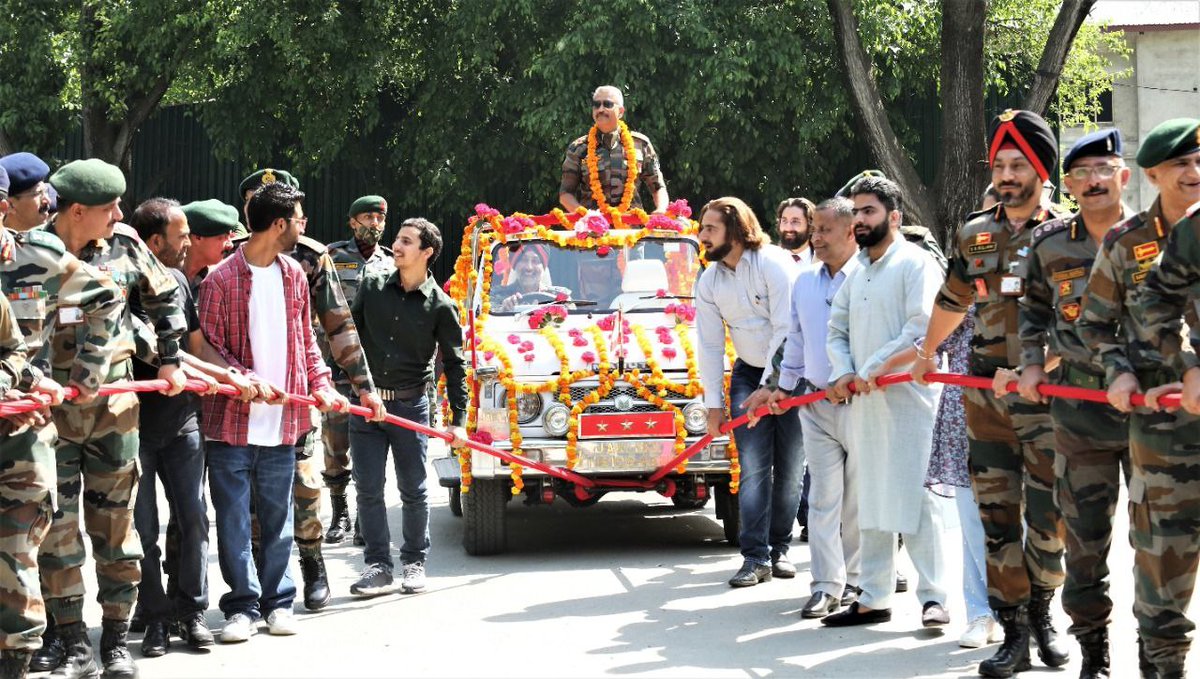 news24xWorld's tweet photo. Local Kashmiri civilians also joined Chinar Corps rank &amp; file to bid adieu their favourite Commander Lt Gen DP Pandey.

#Kashmir #IndianArmy #Awamkesath #JaiHind 🇮🇳 ♥ 🇮🇳 ⚔️ https://t.co/Oleve82trB
