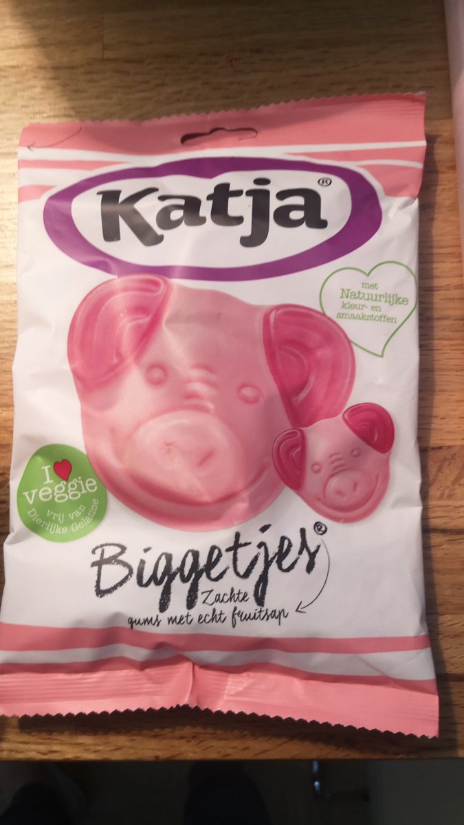 Piepz908's tweet photo. Ik laat mijn dochters de hele dag al posts zien van moeders waarvan de kinderen moederdag wel hebben begrepen(ontbijt op bed, een geplukt bloemetje, zelfgemaakt diner..) 😅 Ik geloof dat ze het inmiddels doorhebben.. Ja ik kreeg een snoepzak met #biggetjes #moederdag  #singlemom https://t.co/9lhP87HSBh