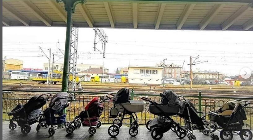ChildrenofWar6's tweet photo. A friend is known in trouble
Baby strollers left by mothers from Poland and other countries on the railway platforms. We are thankful to all the helpmates from around the globe. 
Link to our website: https://t.co/s5qxovJwdT

#NFTs #cryptoartist #Poland #UkraineWar https://t.co/gfe6y3RceF