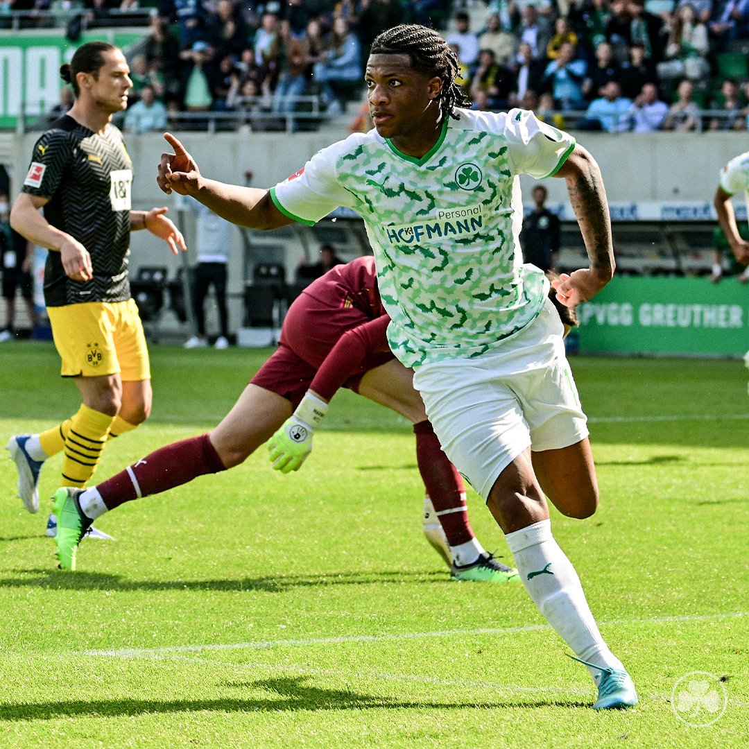 kleeblattfuerth's tweet photo. Cool beim Abschluss... 🥶
...und vor der Kurve! 😎
Glückwunsch zur Tor-Premiere im #Kleeblatt-Trikot Jessic #Ngankam!
#SGFBVB https://t.co/Gk2v0eTy8w