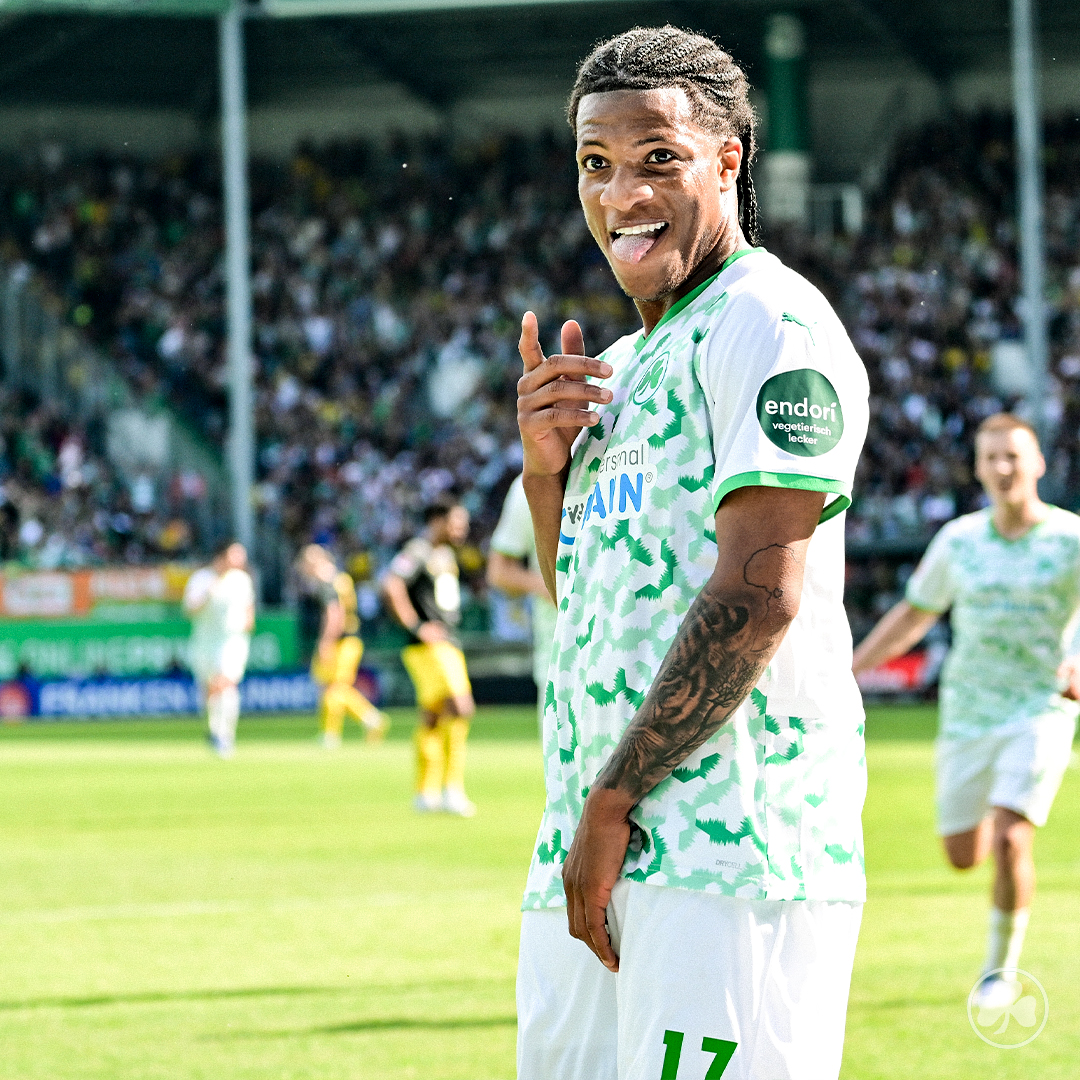 kleeblattfuerth's tweet photo. Cool beim Abschluss... 🥶
...und vor der Kurve! 😎
Glückwunsch zur Tor-Premiere im #Kleeblatt-Trikot Jessic #Ngankam!
#SGFBVB https://t.co/Gk2v0eTy8w