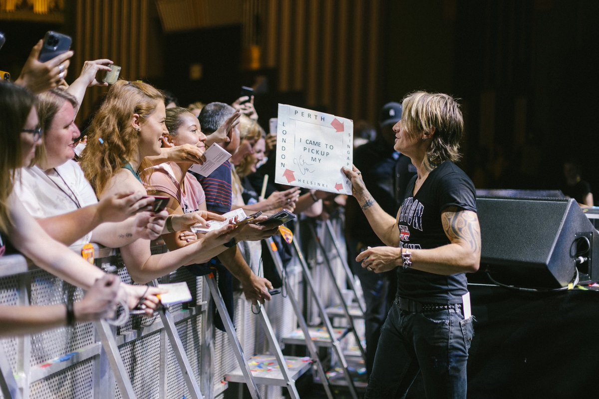 KeithUrban's tweet photo. London !! you made the Hammersmith feel like NYE AND a grand finale all at the same time. can’t thank you enough for the overwhelming energy, wild singing, and UK spirit. I’m already planning the next visit. Love you all 🇬🇧 #KUUK22 https://t.co/2hlHBKPWmz