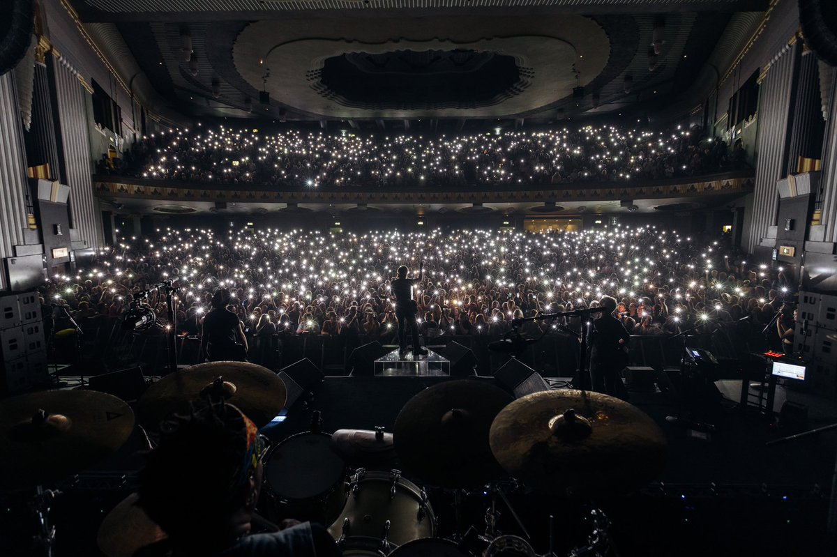 KeithUrban's tweet photo. London !! you made the Hammersmith feel like NYE AND a grand finale all at the same time. can’t thank you enough for the overwhelming energy, wild singing, and UK spirit. I’m already planning the next visit. Love you all 🇬🇧 #KUUK22 https://t.co/2hlHBKPWmz