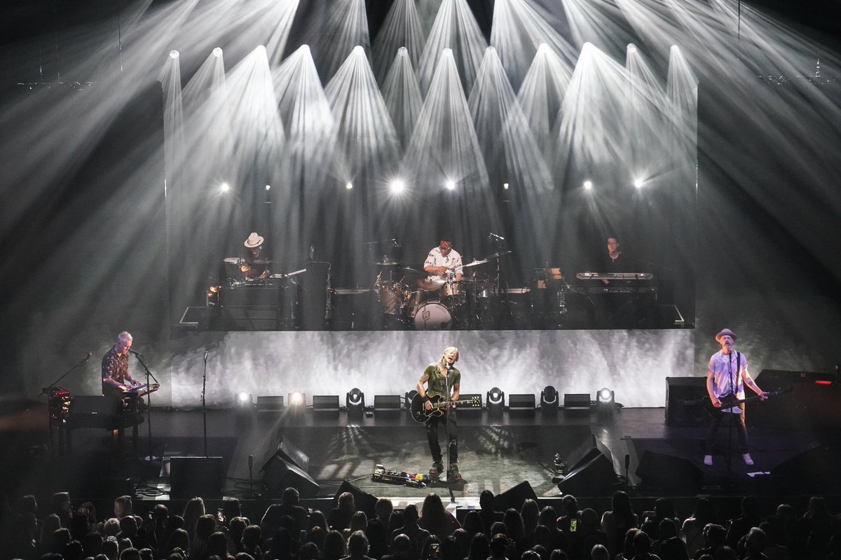 KeithUrban's tweet photo. London !! you made the Hammersmith feel like NYE AND a grand finale all at the same time. can’t thank you enough for the overwhelming energy, wild singing, and UK spirit. I’m already planning the next visit. Love you all 🇬🇧 #KUUK22 https://t.co/2hlHBKPWmz