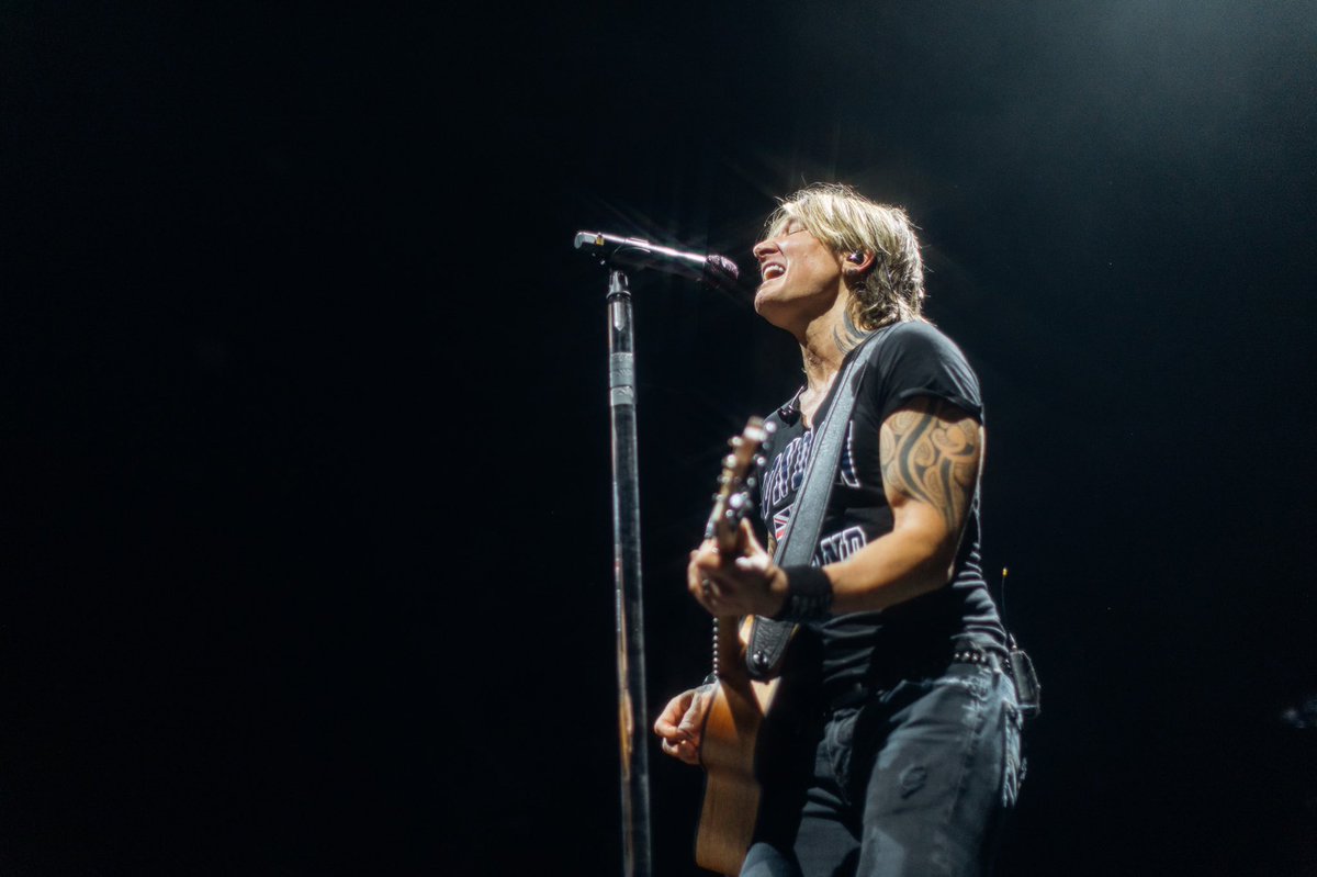KeithUrban's tweet photo. London !! you made the Hammersmith feel like NYE AND a grand finale all at the same time. can’t thank you enough for the overwhelming energy, wild singing, and UK spirit. I’m already planning the next visit. Love you all 🇬🇧 #KUUK22 https://t.co/2hlHBKPWmz