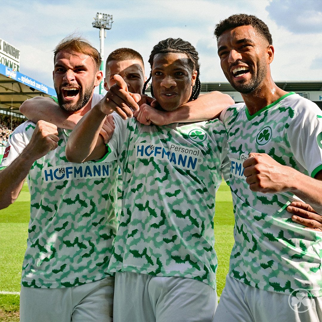 kleeblattfuerth's tweet photo. Cool beim Abschluss... 🥶
...und vor der Kurve! 😎
Glückwunsch zur Tor-Premiere im #Kleeblatt-Trikot Jessic #Ngankam!
#SGFBVB https://t.co/Gk2v0eTy8w
