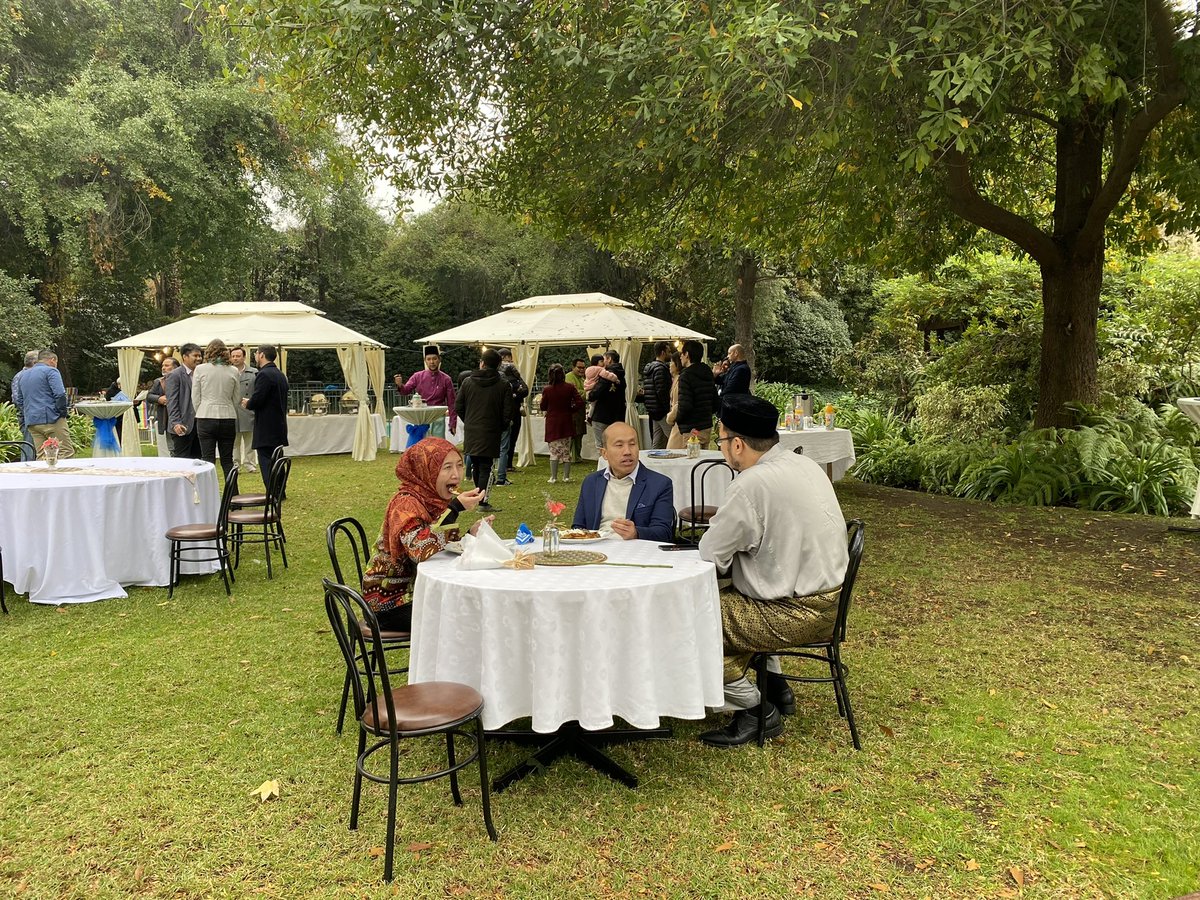 MYEmbSantiago's tweet photo. Amb @AbuBakarMamat hosted an "open house" for Eid al-Fitr celebration at Rumah Malaysia on Sunday. Guests were treated with nasi hujan panas, ayam masak merah, ayam percik and satay. Thank you everyone for making it a memorable event.
#pmrm https://t.co/7FBzeWxGu1