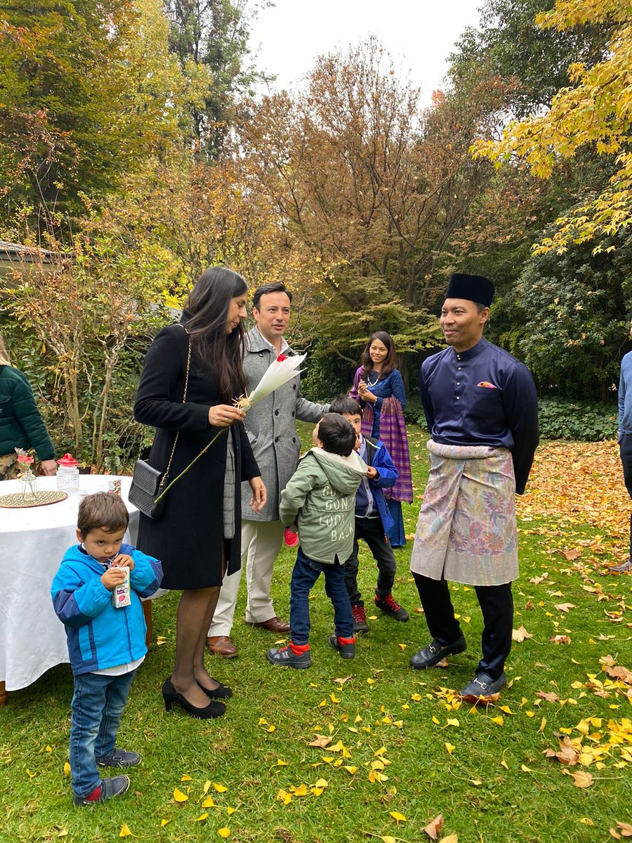 MYEmbSantiago's tweet photo. Amb @AbuBakarMamat hosted an "open house" for Eid al-Fitr celebration at Rumah Malaysia on Sunday. Guests were treated with nasi hujan panas, ayam masak merah, ayam percik and satay. Thank you everyone for making it a memorable event.
#pmrm https://t.co/7FBzeWxGu1